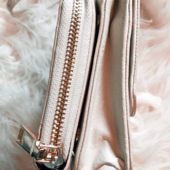 MEGA SALE! 2 in 1 Ivory Crossbody Bag - Picture 3 of 8